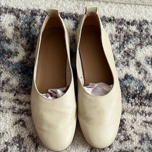 EVERLANE The Day Glove In Narrow Fit Flats Cream Color Size 5 EUC
